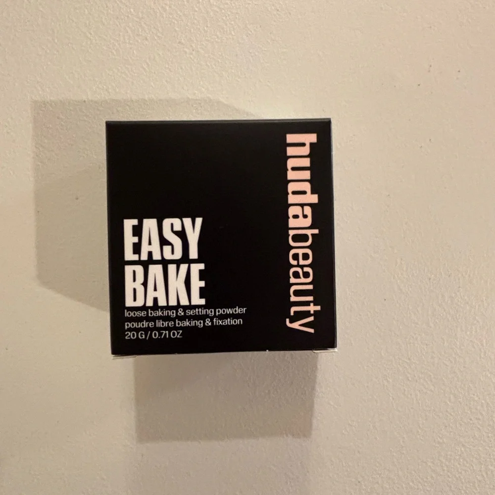 HUDA BEAUTY Easy Bake Loose Powder - Black and Pink - Picture 1 of 9